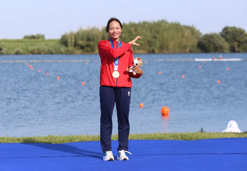 Kiệt sức giành HCĐ, VĐV Rowing Việt Nam lên cáng cứu thương ở Asiad Kiệt sức giành HCĐ, VĐV Rowing Việt Nam lên cáng cứu thương ở Asiad