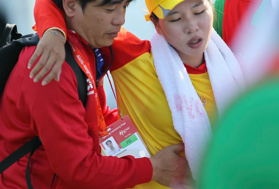 Kiệt sức giành HCĐ, VĐV Rowing Việt Nam lên cáng cứu thương ở Asiad Kiệt sức giành HCĐ, VĐV Rowing Việt Nam lên cáng cứu thương ở Asiad