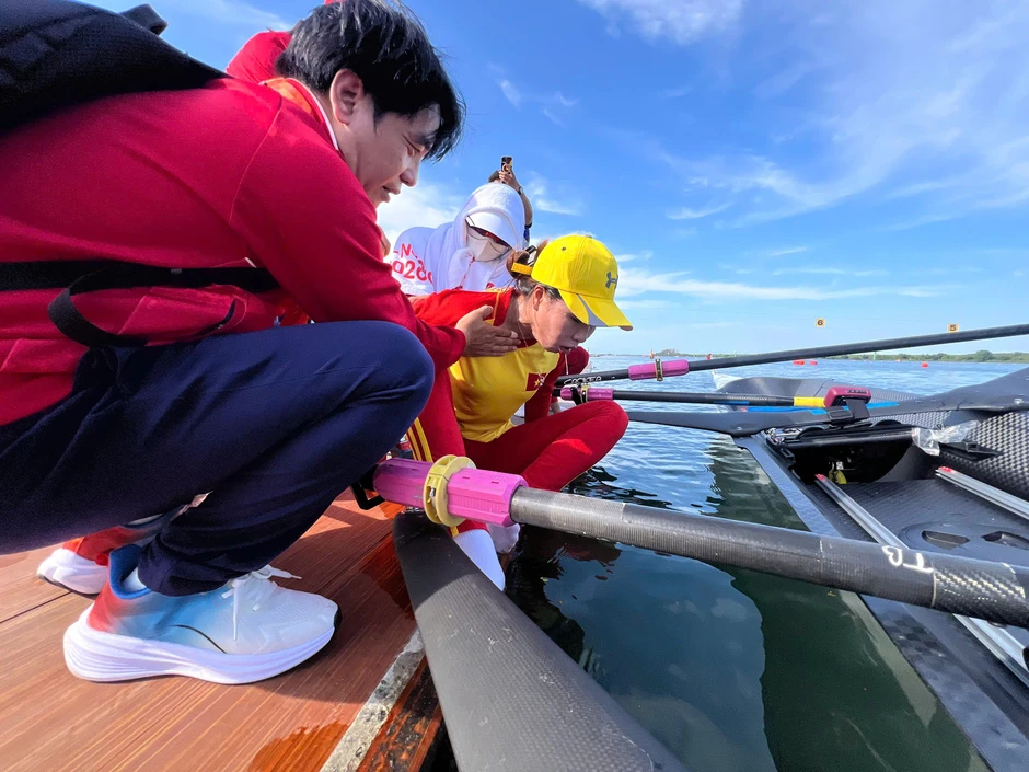 Kiệt sức giành HCĐ, VĐV Rowing Việt Nam lên cáng cứu thương ở Asiad Kiệt sức giành HCĐ, VĐV Rowing Việt Nam lên cáng cứu thương ở Asiad