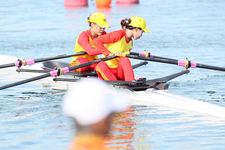 Kiệt sức giành HCĐ, VĐV Rowing Việt Nam lên cáng cứu thương ở Asiad Kiệt sức giành HCĐ, VĐV Rowing Việt Nam lên cáng cứu thương ở Asiad