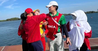 Kiệt sức giành HCĐ, VĐV Rowing Việt Nam lên cáng cứu thương ở Asiad
