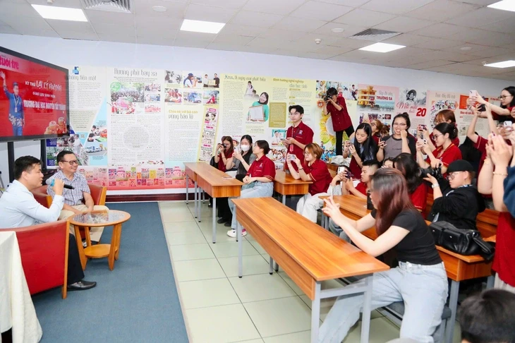 Lại Lý Huynh truyền cảm hứng cho sinh viên Trường đại học Nguyễn Tất Thành