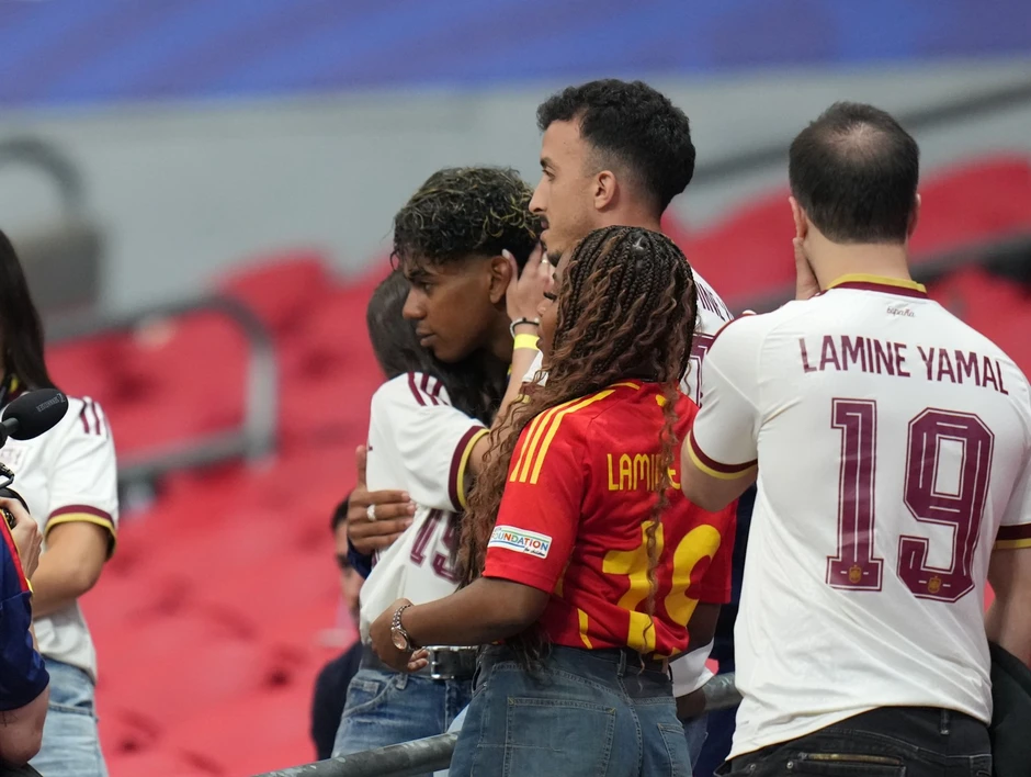 Lamine Yamal được bạn gái xinh đẹp an ủi khi 'tịt ngòi'