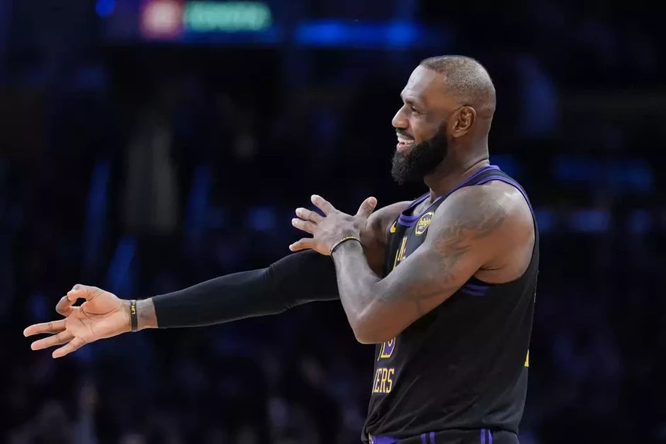 LeBron James giảm gần 93% lương LeBron James giảm gần 93% lương