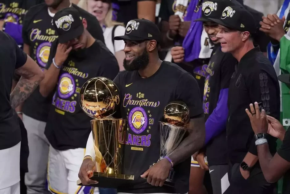 LeBron James giảm gần 93% lương LeBron James giảm gần 93% lương