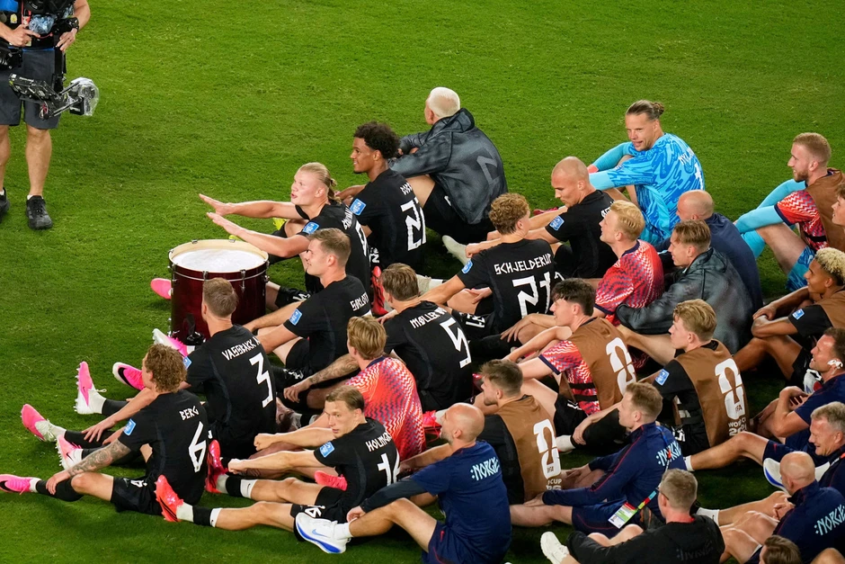 Màn chèo thuyền gây bão mạng của các 'chiến binh Viking' Na Uy sau trận thắng Senegal Màn chèo thuyền gây bão mạng của các 'chiến binh Viking' Na Uy sau trận thắng Senegal