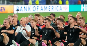 Màn chèo thuyền gây bão mạng của các 'chiến binh Viking' Na Uy sau trận thắng Senegal