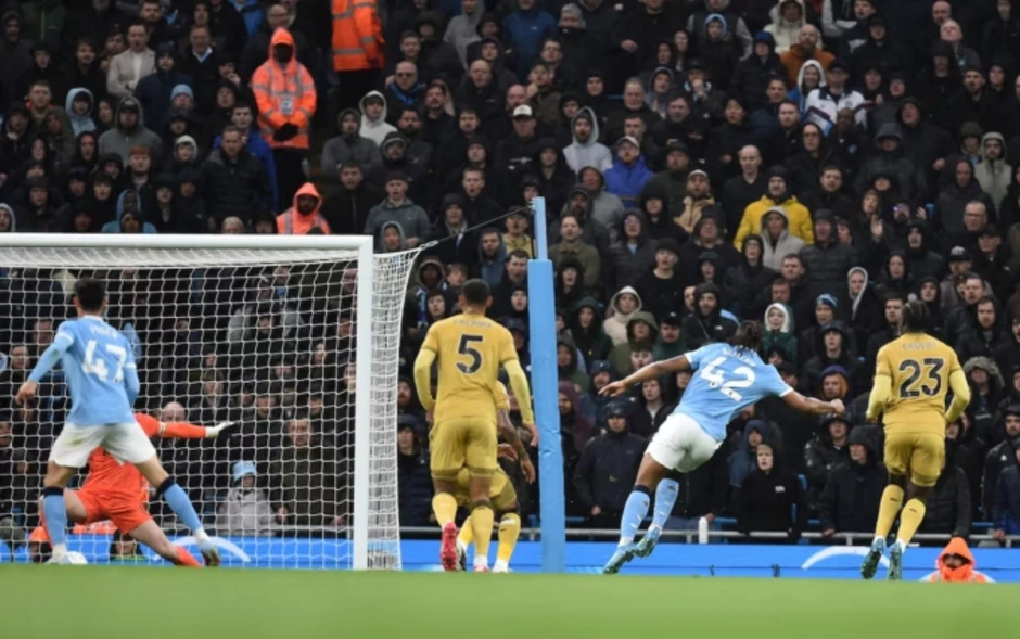 Man City níu hy vọng vô địch Ngoại hạng Anh - Báo TinVina