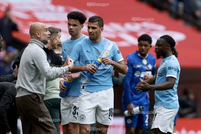Man City sốc nặng với tin chia tay Pep Guardiola