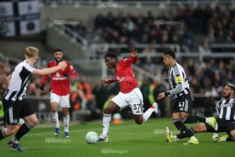 Man United trói chân ‘báu vật’