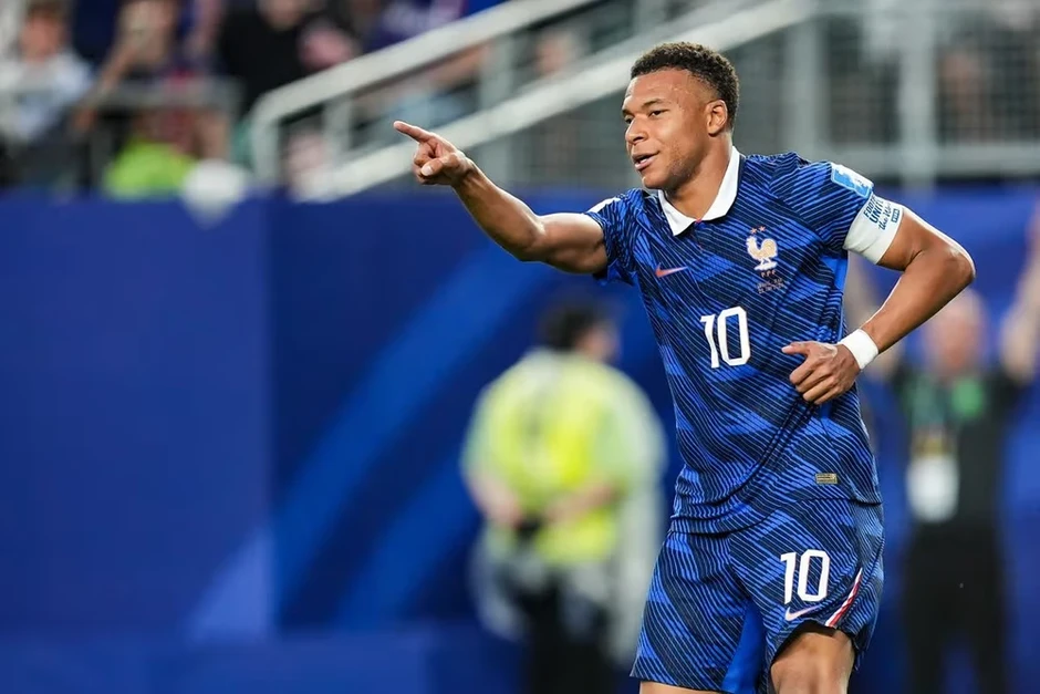 Mbappe bám sát Messi Mbappe bám sát Messi