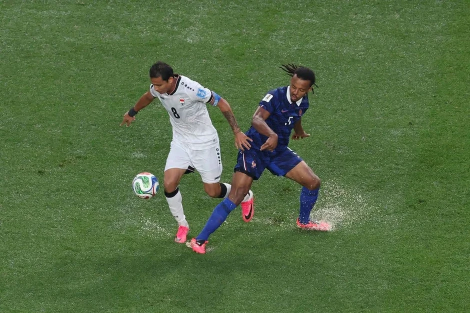 Mbappe bám sát Messi Mbappe bám sát Messi