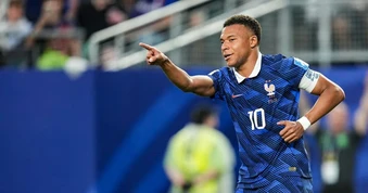 Mbappe bám sát Messi