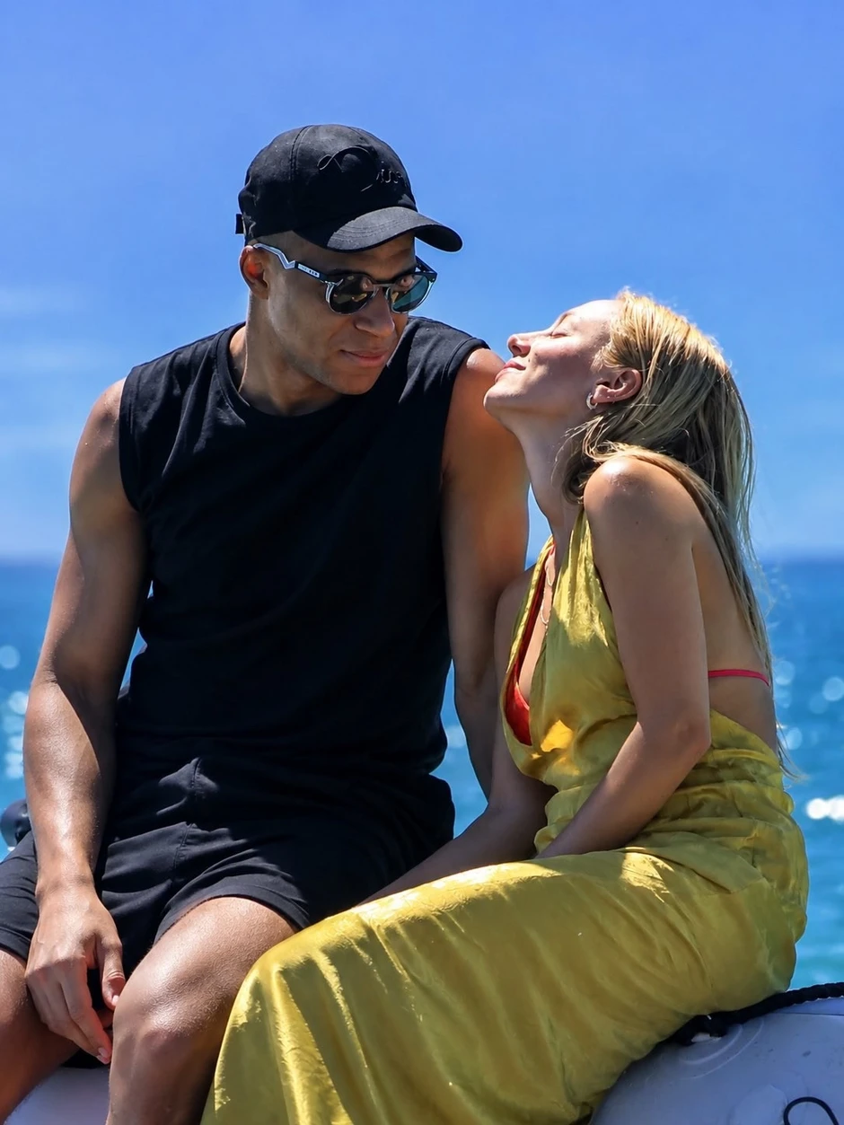 Mbappe công khai bạn gái nổi tiếng Mbappe công khai bạn gái nổi tiếng