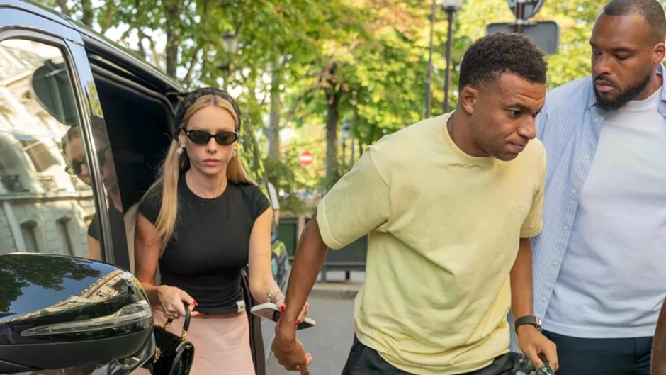 Mbappe công khai bạn gái nổi tiếng Mbappe công khai bạn gái nổi tiếng