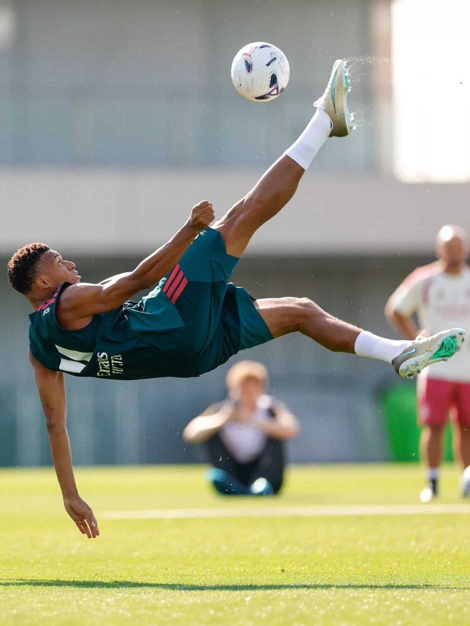 Mbappe công khai hôn bạn gái trước khi về ‘điểm danh’ với Mourinho Mbappe công khai hôn bạn gái trước khi về ‘điểm danh’ với Mourinho