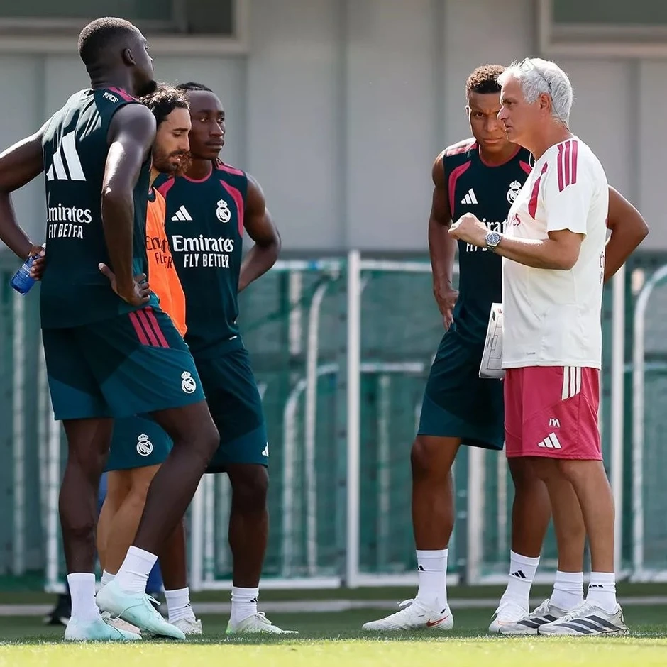 Mbappe công khai hôn bạn gái trước khi về ‘điểm danh’ với Mourinho Mbappe công khai hôn bạn gái trước khi về ‘điểm danh’ với Mourinho
