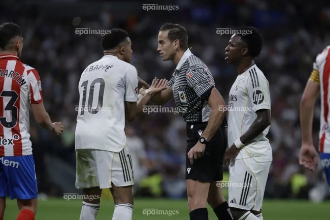 Mbappe đổ máu, VAR mất tích, Real nổi giận Mbappe đổ máu, VAR mất tích, Real nổi giận