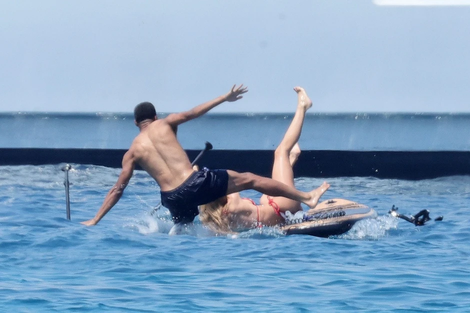 Mbappe hôn đắm đuối bạn gái xinh đẹp trên du thuyền