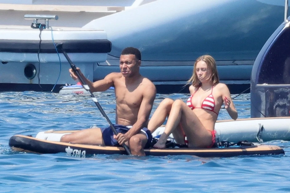 Mbappe hôn đắm đuối bạn gái xinh đẹp trên du thuyền