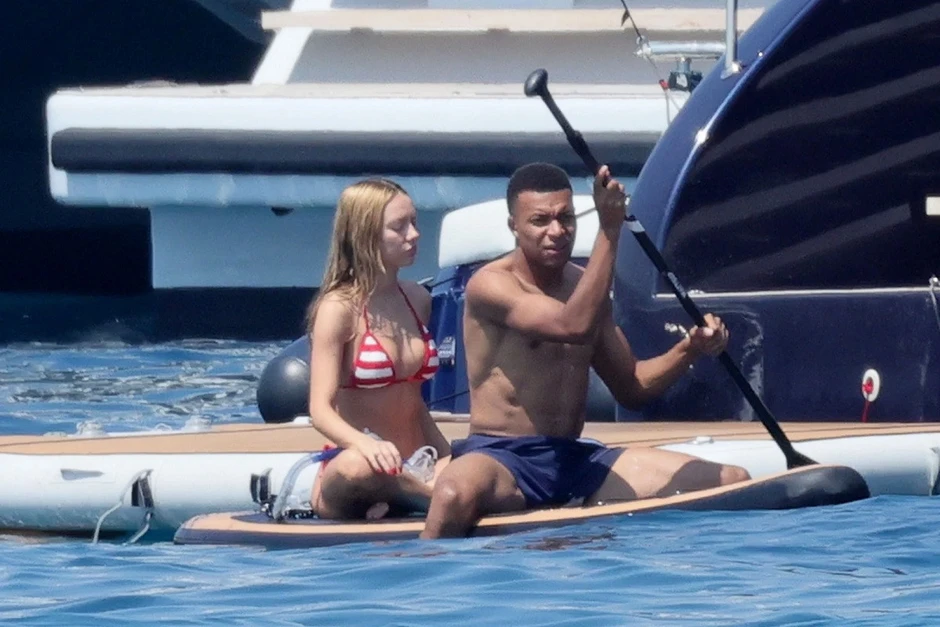 Mbappe hôn đắm đuối bạn gái xinh đẹp trên du thuyền
