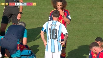 Messi bị chê 'trẻ con' khi đòi phạt thẻ đỏ Cucurella - Báo TinVina