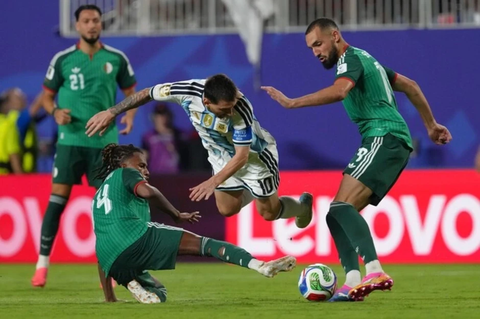 Messi có đáng bị đuổi ở trận thắng Algeria? - Báo TinVina Messi có đáng bị đuổi ở trận thắng Algeria? - Báo TinVina