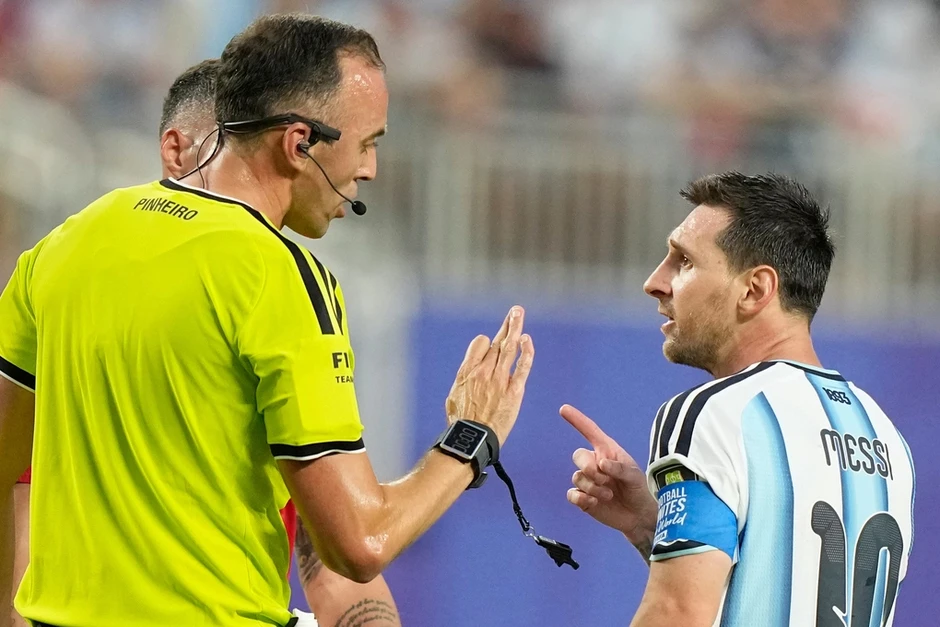 Messi mất bình tĩnh với trọng tài người Bồ Đào Nha - Báo TinVina Messi mất bình tĩnh với trọng tài người Bồ Đào Nha - Báo TinVina