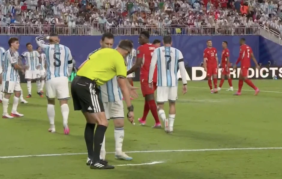 Messi mất bình tĩnh với trọng tài người Bồ Đào Nha - Báo TinVina Messi mất bình tĩnh với trọng tài người Bồ Đào Nha - Báo TinVina