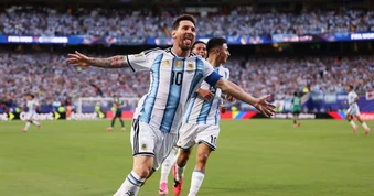 Messi và Mbappe cùng san bằng kỷ lục lịch sử và quả phạt đền gây tranh cãi