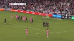 Messi vẽ đường cong ngoạn mục, ghi bàn từ chấm đá phạt