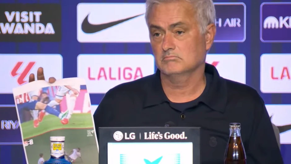 Mourinho in ảnh cầu thủ bị phạm lỗi để tố cáo trọng tài bắt trận Atletico vs Real Madrid Mourinho in ảnh cầu thủ bị phạm lỗi để tố cáo trọng tài bắt trận Atletico vs Real Madrid