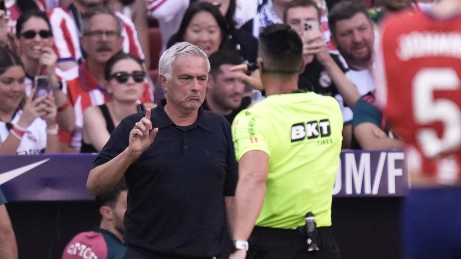 Mourinho in ảnh cầu thủ bị phạm lỗi để tố cáo trọng tài bắt trận Atletico vs Real Madrid Mourinho in ảnh cầu thủ bị phạm lỗi để tố cáo trọng tài bắt trận Atletico vs Real Madrid