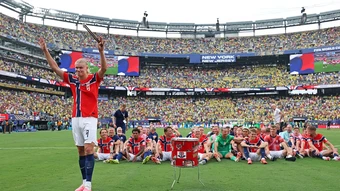 Na Uy chèo thuyền tập thể mừng kỳ tích World Cup - Báo TinVina
