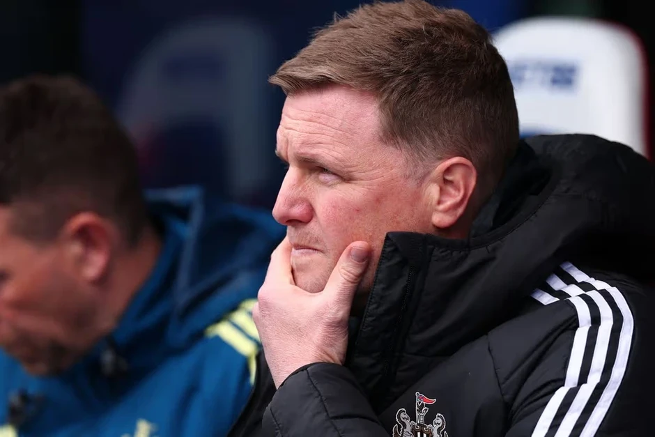 Newcastle đưa ra quyết định về việc sa thải HLV Howe sau tranh cãi lớn Newcastle đưa ra quyết định về việc sa thải HLV Howe sau tranh cãi lớn