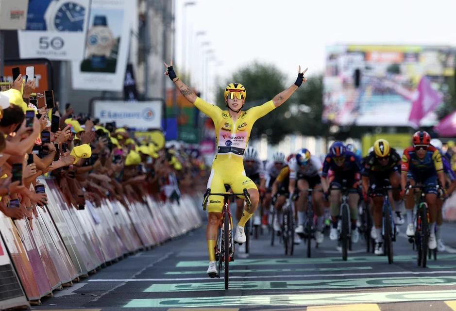 Nghi vấn gian lận bằng áo ngực tại Tour de France nữ Nghi vấn gian lận bằng áo ngực tại Tour de France nữ