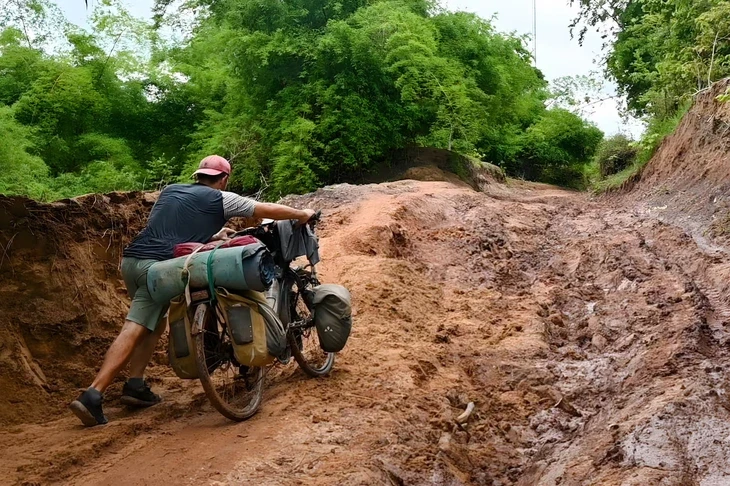 Người đàn ông đạp xe 55.000km trong 4 năm, xuyên nắng nóng 51 độ C và lạnh âm 25 độ Người đàn ông đạp xe 55.000km trong 4 năm, xuyên nắng nóng 51 độ C và lạnh âm 25 độ