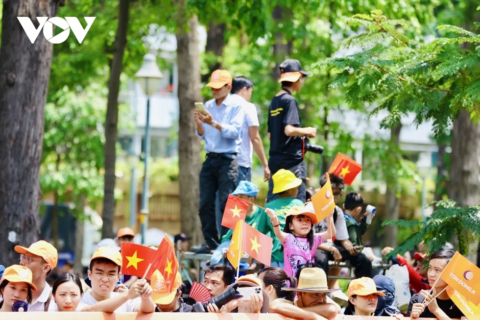 Người dân TP.HCM và du khách đội nắng đón đoàn đua xe đạp về đích 30/4 Người dân TP.HCM và du khách đội nắng đón đoàn đua xe đạp về đích 30/4
