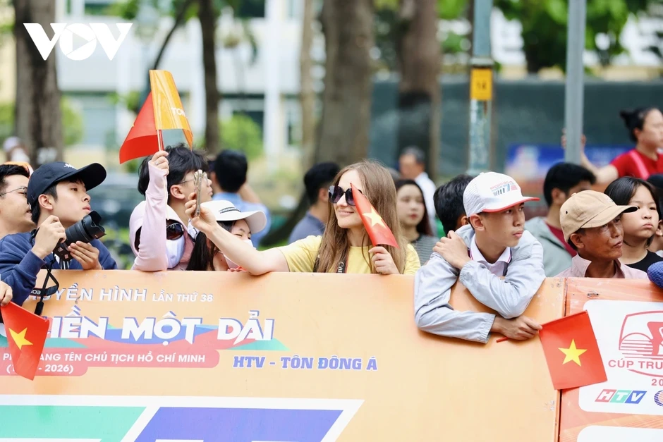 Người dân TP.HCM và du khách đội nắng đón đoàn đua xe đạp về đích 30/4 Người dân TP.HCM và du khách đội nắng đón đoàn đua xe đạp về đích 30/4