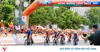 Người dân TP.HCM và du khách đội nắng đón đoàn đua xe đạp về đích 30/4