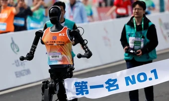 Người và robot tiếp tục so tài tại giải half marathon ở Trung Quốc - Báo TinVina