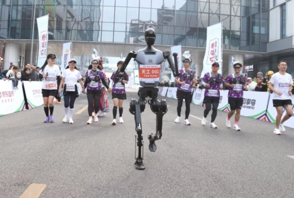 Người và robot tiếp tục so tài tại giải half marathon ở Trung Quốc - Báo TinVina