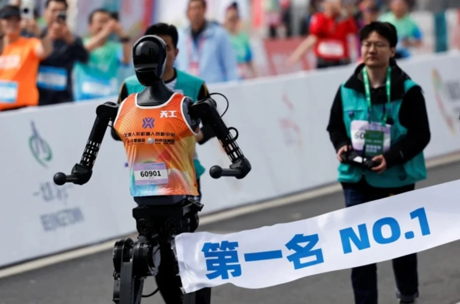 Người và robot tiếp tục so tài tại giải half marathon ở Trung Quốc - Báo TinVina
