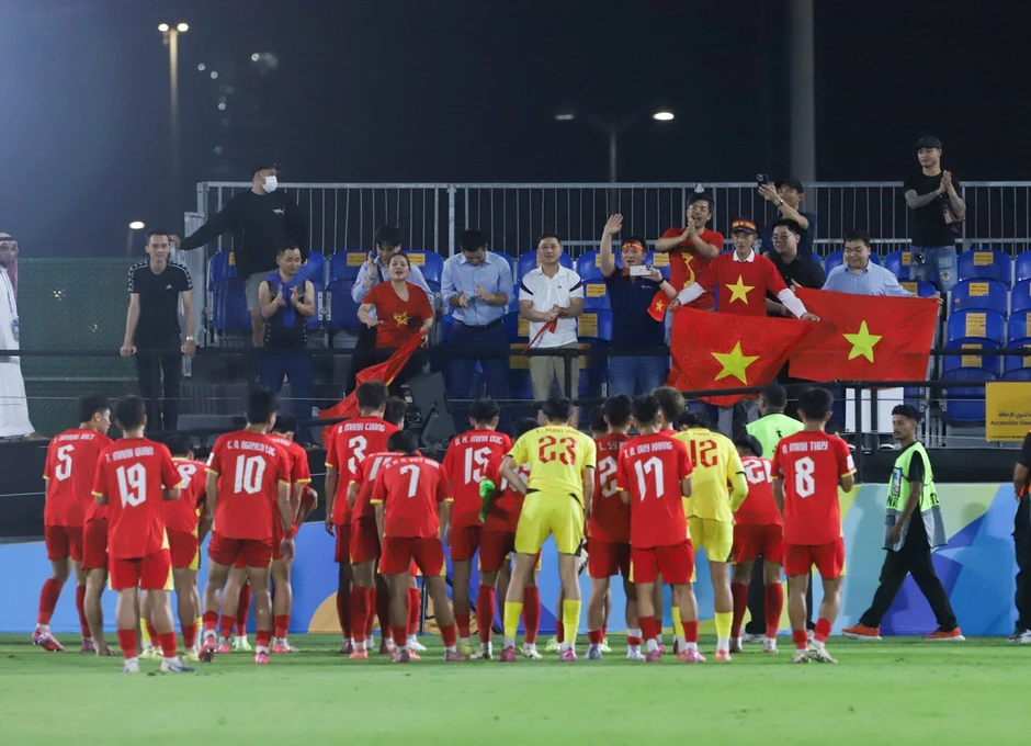 Nhiều cầu thủ U17 Việt Nam khóc sau trận thua ngược, HLV Cristiano Roland nói lời động viên