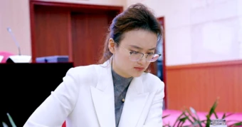 Nữ kỳ thủ xinh đẹp thắng sốc nhà vô địch cờ tướng Trung Quốc