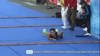 Nữ runner Ngọc Hoa bò về đích ở giải TinVina Marathon - Báo TinVina