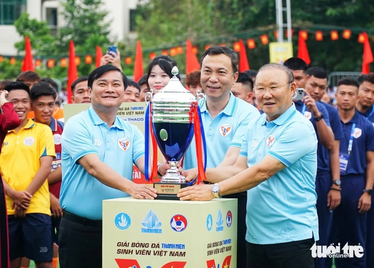Ông Park Hang Seo dự khai mạc Giải bóng đá Thanh Niên sinh viên Việt Nam Ông Park Hang Seo dự khai mạc Giải bóng đá Thanh Niên sinh viên Việt Nam