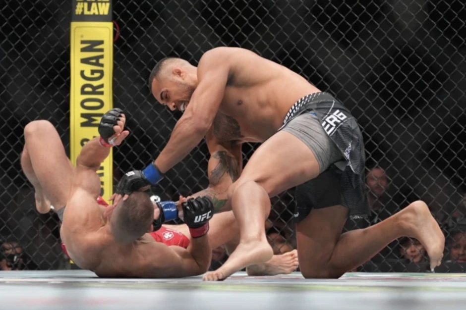 Ông Trump chứng kiến võ sĩ thắng knock-out dù chấp một chân Ông Trump chứng kiến võ sĩ thắng knock-out dù chấp một chân
