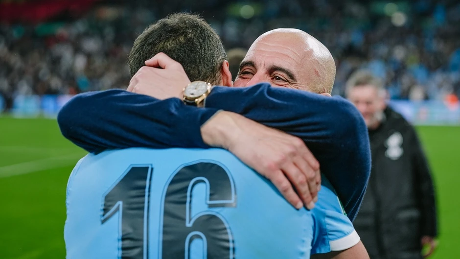 Pep Guardiola ăn mừng cảm xúc bên con gái và dàn sao Man City Pep Guardiola ăn mừng cảm xúc bên con gái và dàn sao Man City