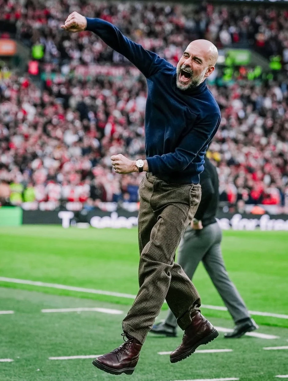 Pep Guardiola ăn mừng cảm xúc bên con gái và dàn sao Man City Pep Guardiola ăn mừng cảm xúc bên con gái và dàn sao Man City